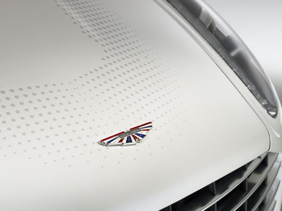 Логотип Aston Martin Rapide S by Q 2015 года  (фото 2 из 5)